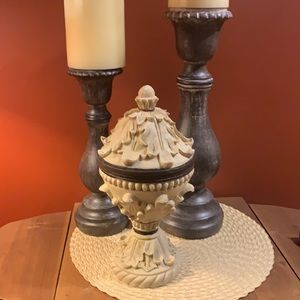 Decorative foliage pedestal